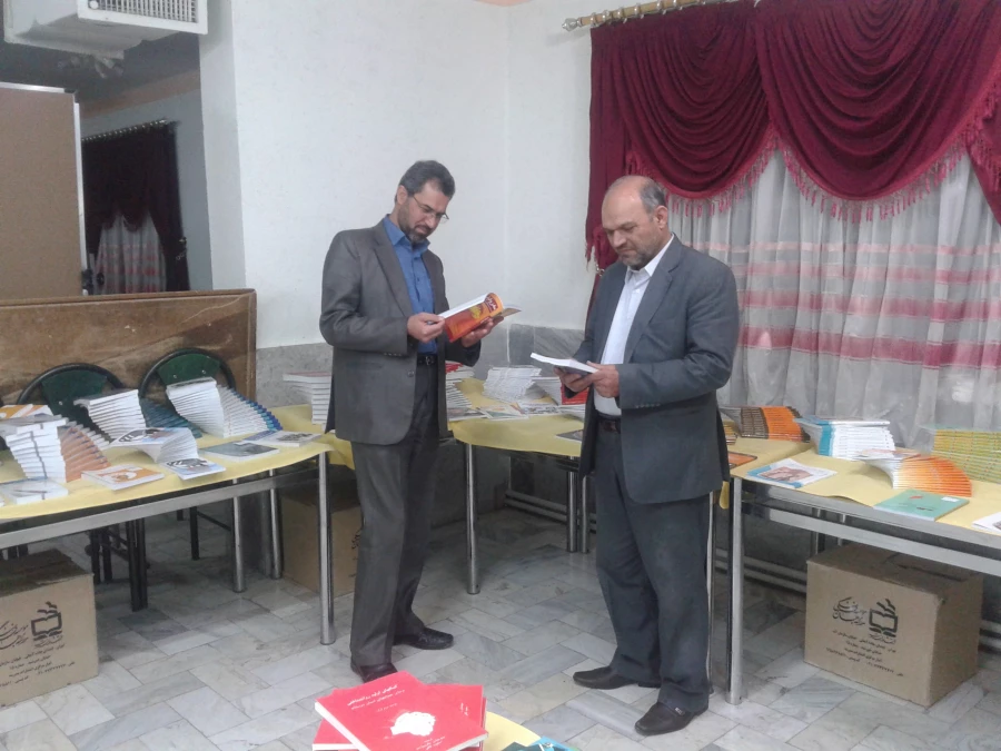 بازدید اساتید از نمایشگاه کتاب هفته ی آموزش